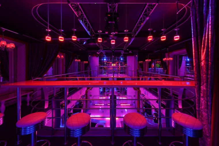 Неоновое помещение