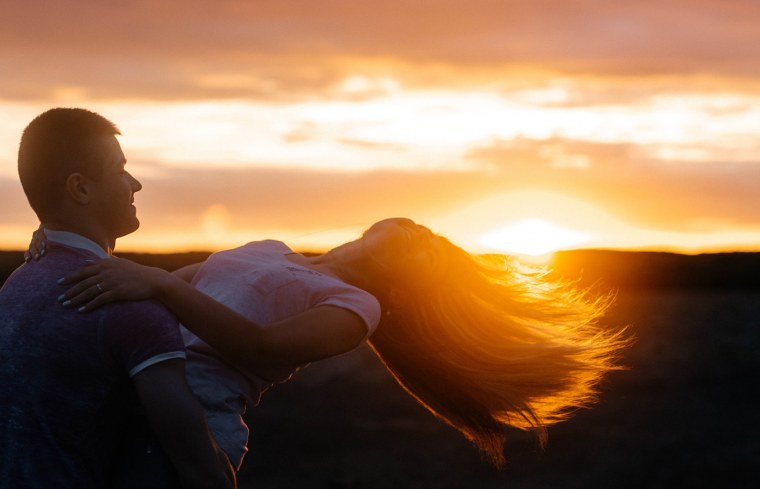 Парень с девушкой на рассвете