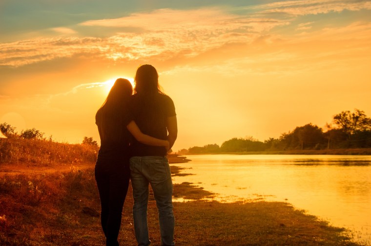 Парень и девушка на закате