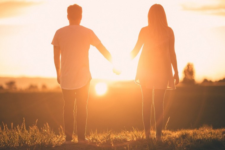 Двое на фоне солнца