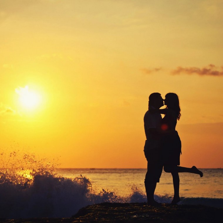 Пара на фоне солнца