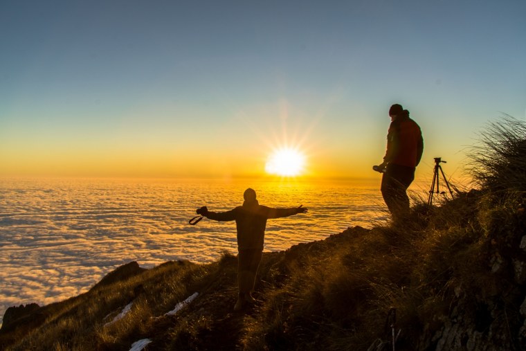 Девушка с сердцем на закате