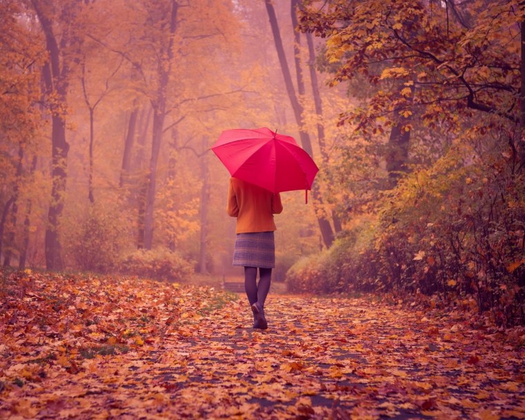 Девушка с чашкой осенью