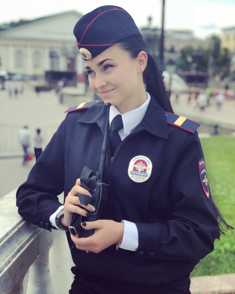 Девушки в полицейской форме