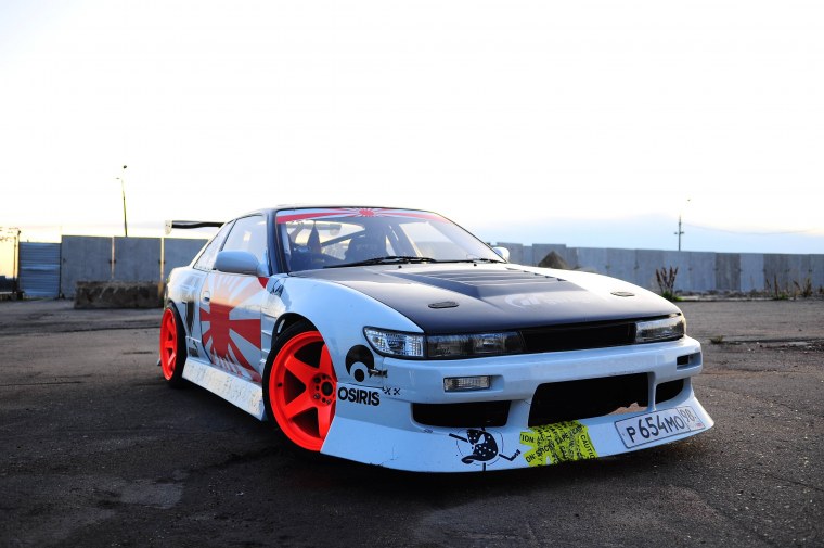Nissan Silvia (в кузове s13, s14 или s15).