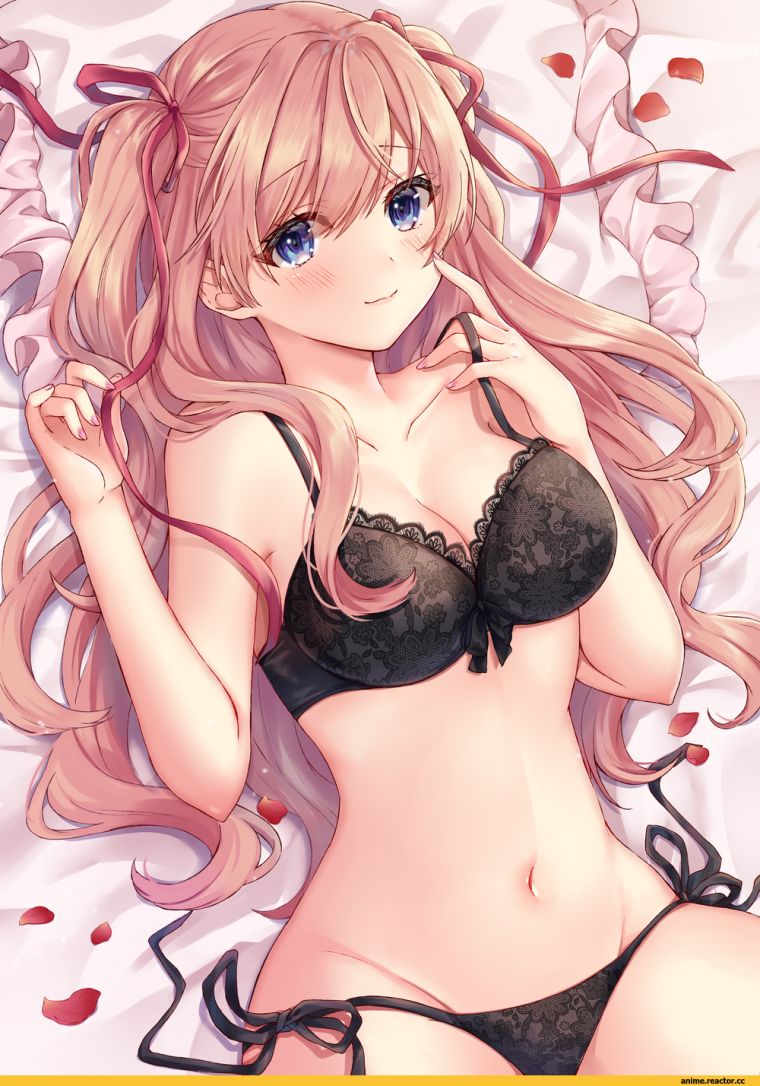 Аниме большие формы в купальнике