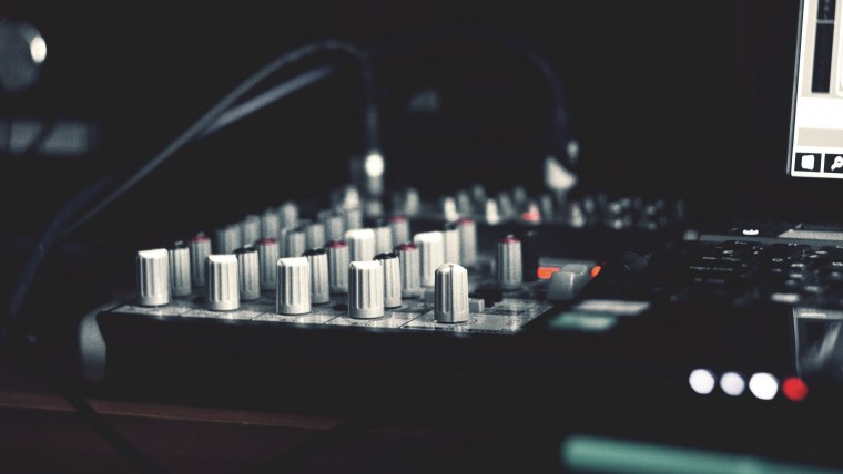 Звуковая волна на черном фоне