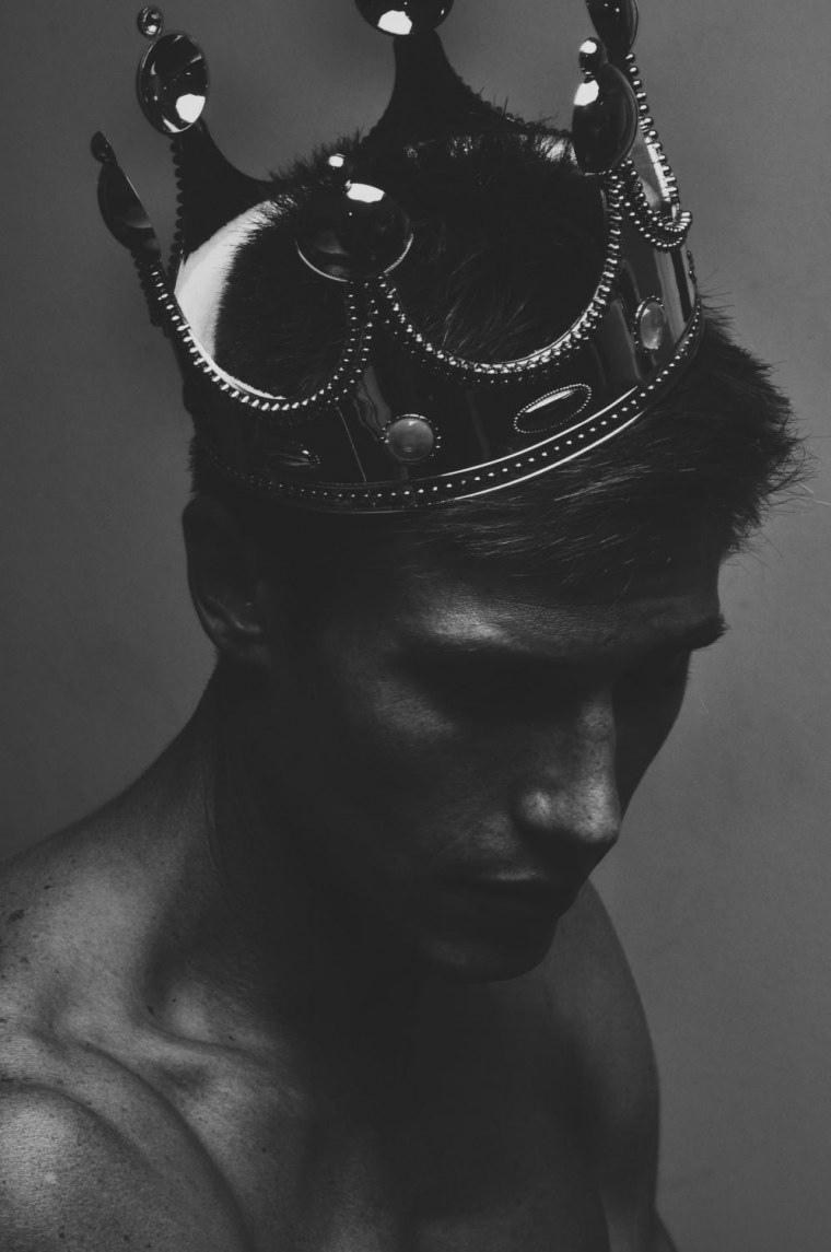 Парень в короне