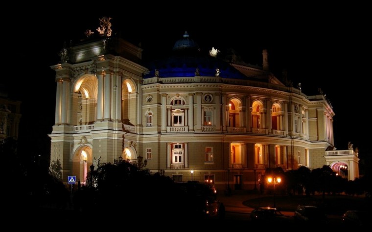Оперный театр Одесса вечером