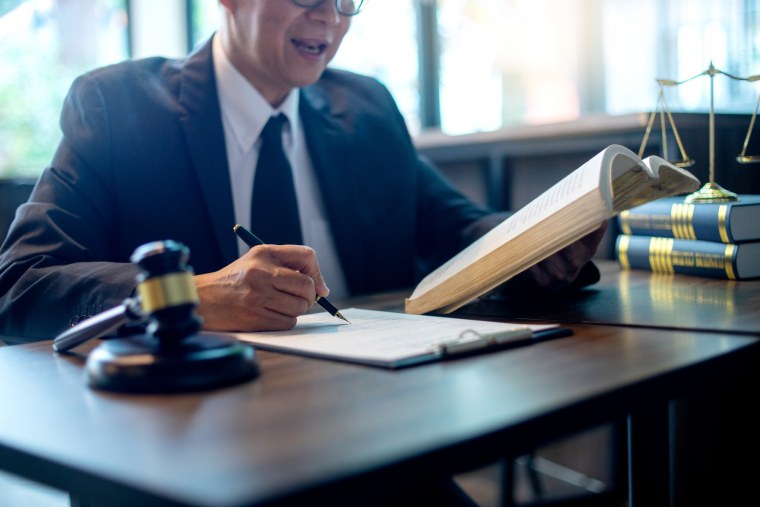 Юридические картинки на Красном фоне