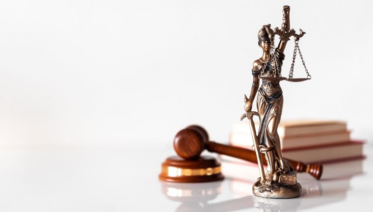 Фемида на зеленом фоне