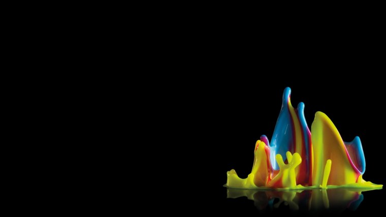 Капли краски на черном фоне