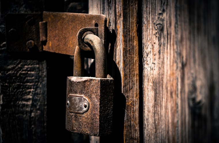 Замок на дверь старый чб