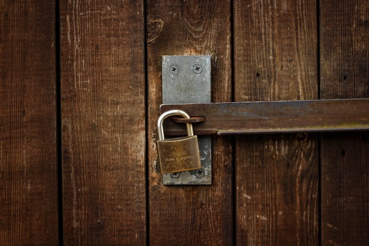 Закрытая дверь