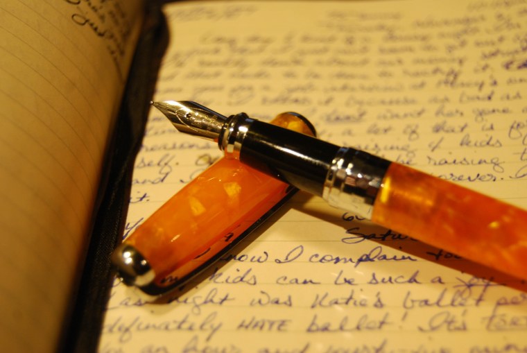 Перьевая ручка и бумага