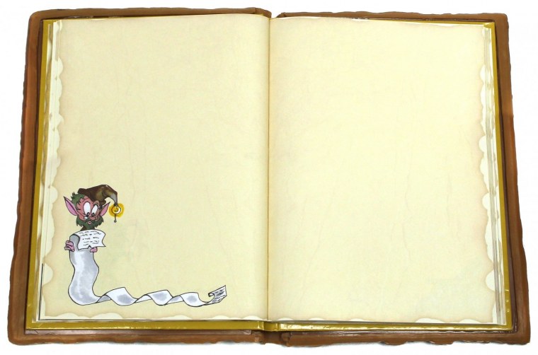 Ноутбук и тетрадь на столе