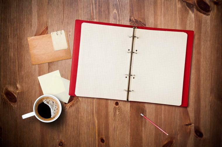 Журнал на столе для фотошопа