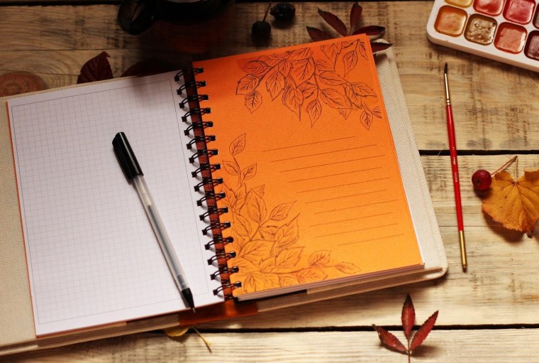 Красивый блокнот с ручкой