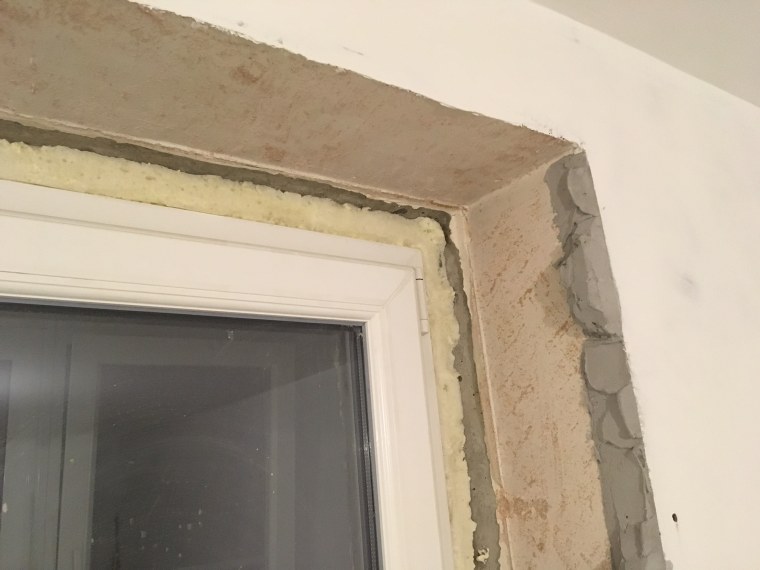 Отделка откосов входной двери обоями