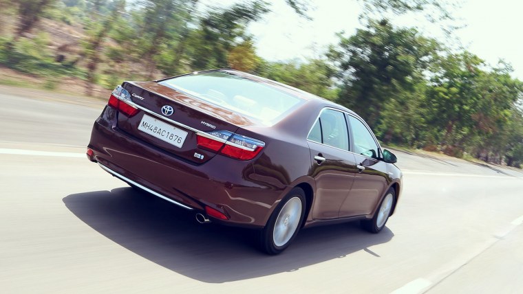 Тойота Камри белая и черная вместе