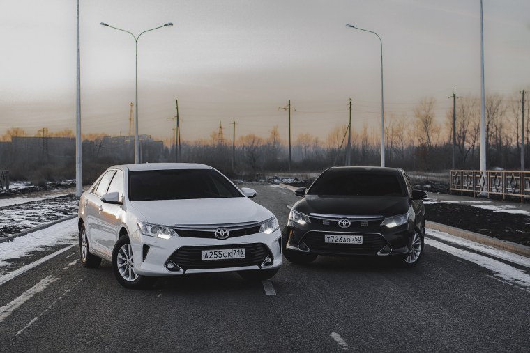 Белая Камри 55 с черным