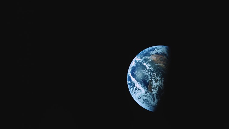 Планета на черном фоне