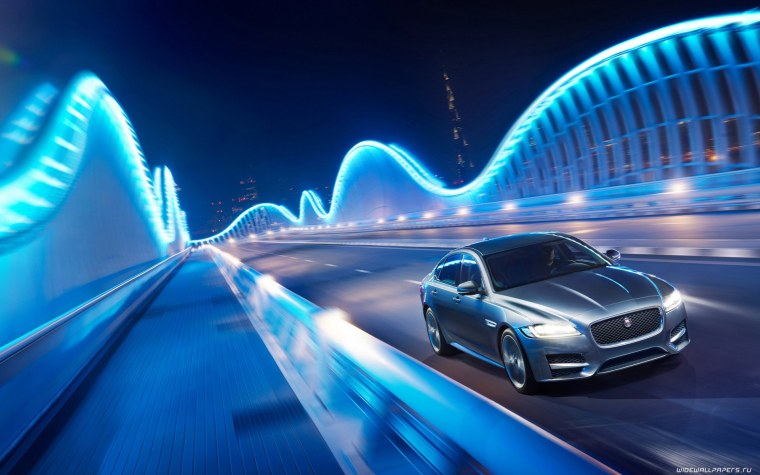 Машина на синем фоне