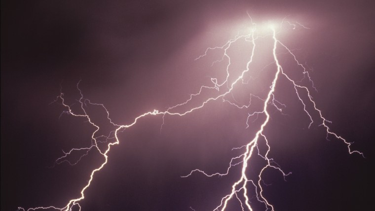 Молния на белом фоне