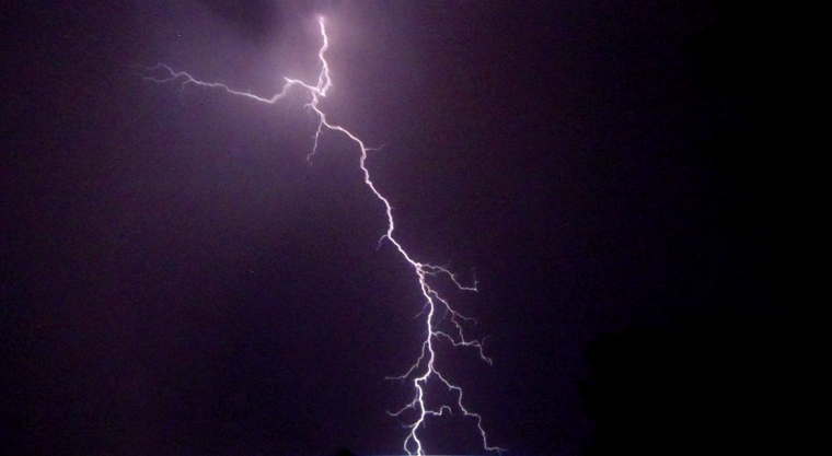 Гроза на черном фоне