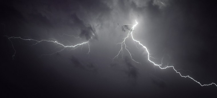 Фиолетовая молния без фона