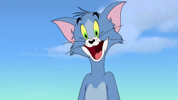 Кот том улыбается