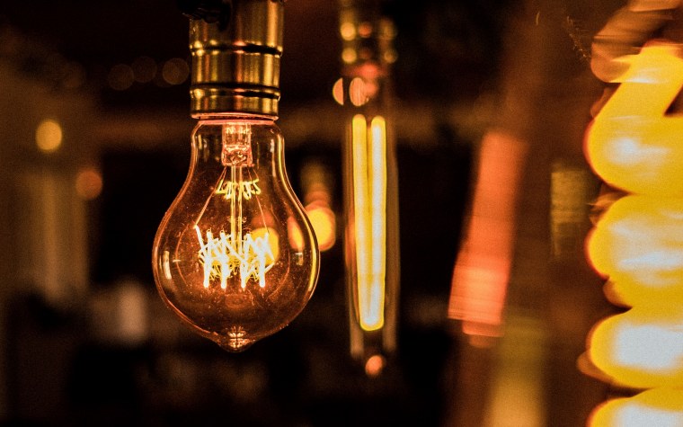 Электрик лампочка