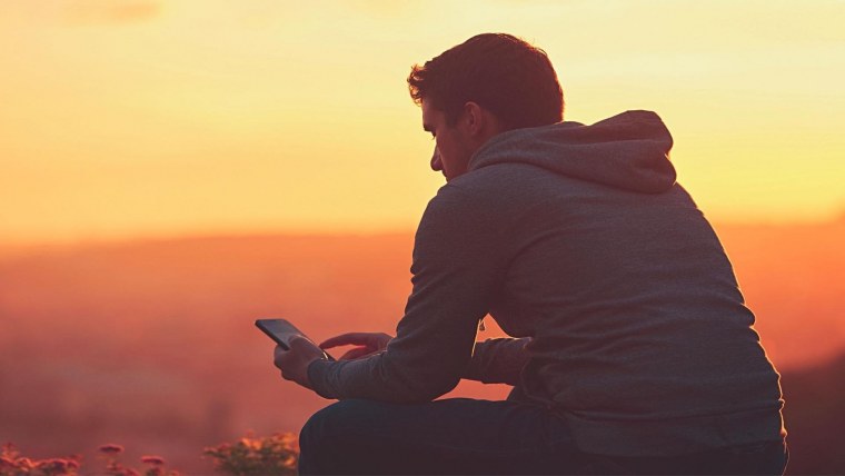 Силуэт волка воющего на луну