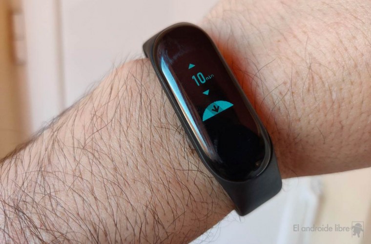 Mi Band 4 сзади