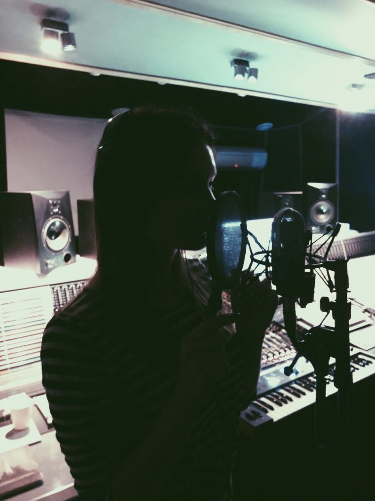 Девушка в студии звукозаписи без лица