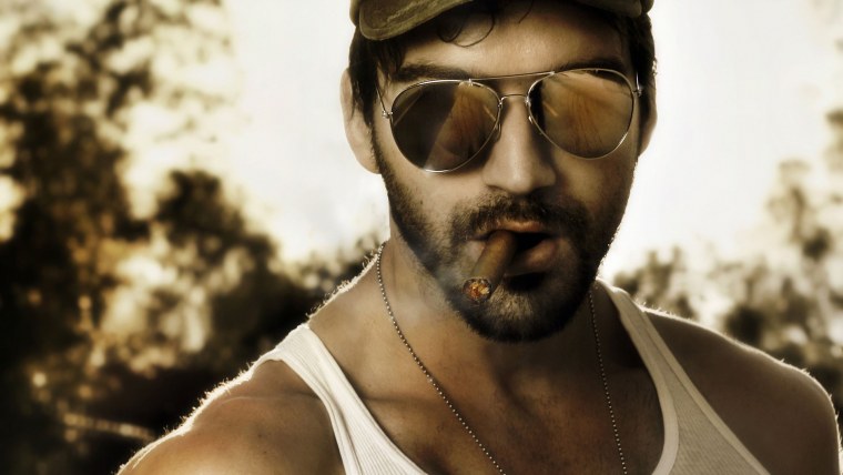 Брутальный мужчина в очках