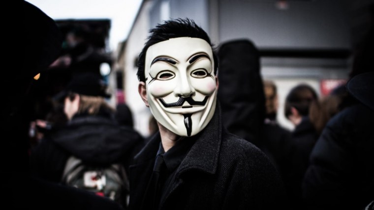 Военный в маске Анонимуса