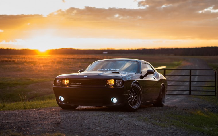 Додж Челленджер на закате