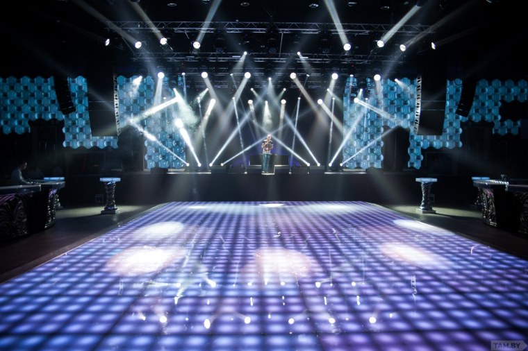 Неоновая подсветка в баре