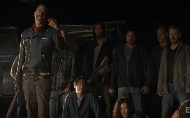 Мертвецы Ниган и Омега сцена с перерезанием горла