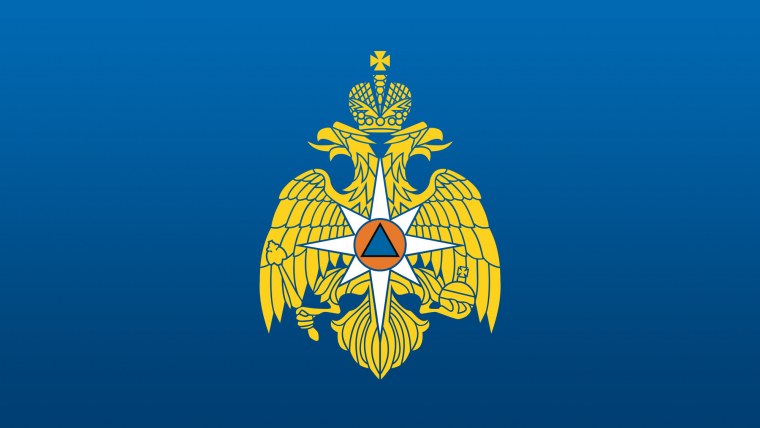 Пожарник на фоне огня