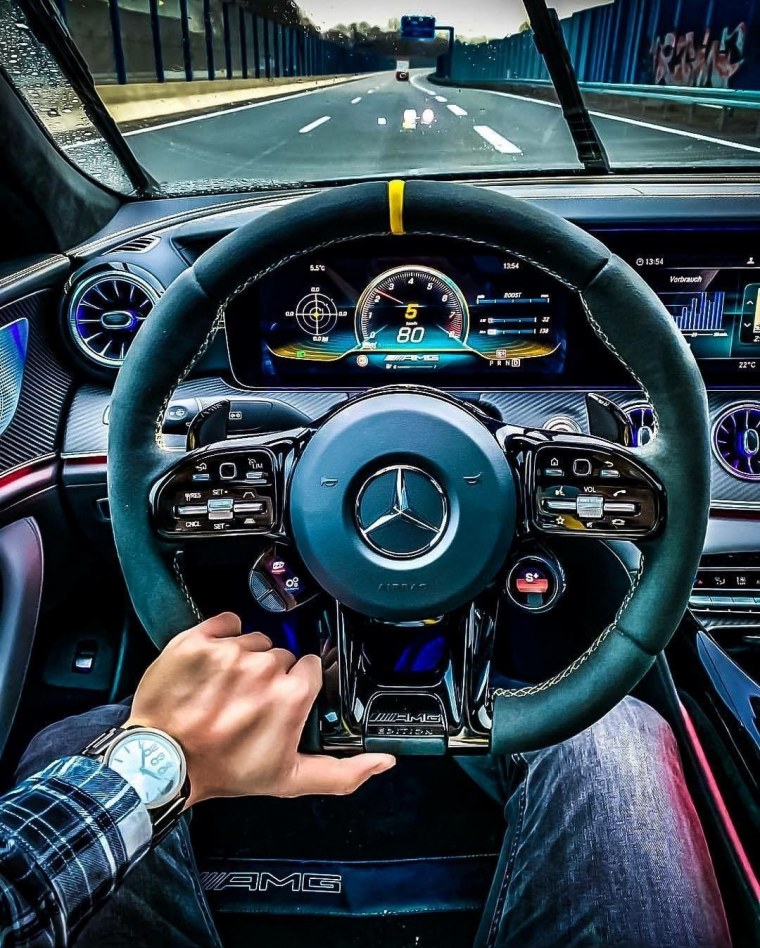 Мерседес с 63 АМГ за рулем