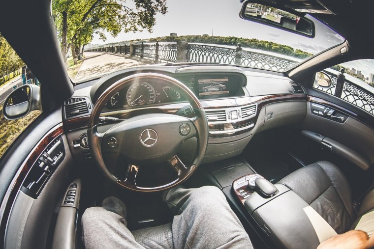 За рулем Мерседес w221