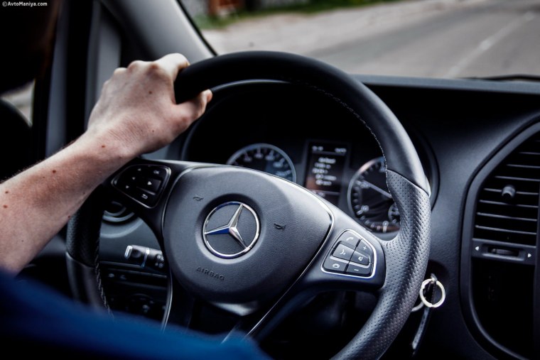 Мужские руки на руле