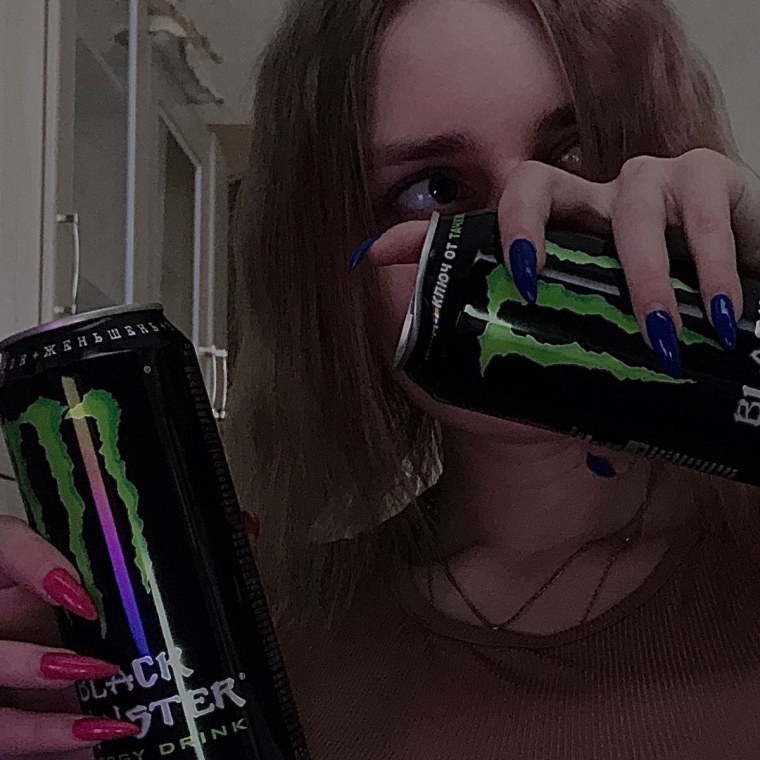 Девушка с энергетиком