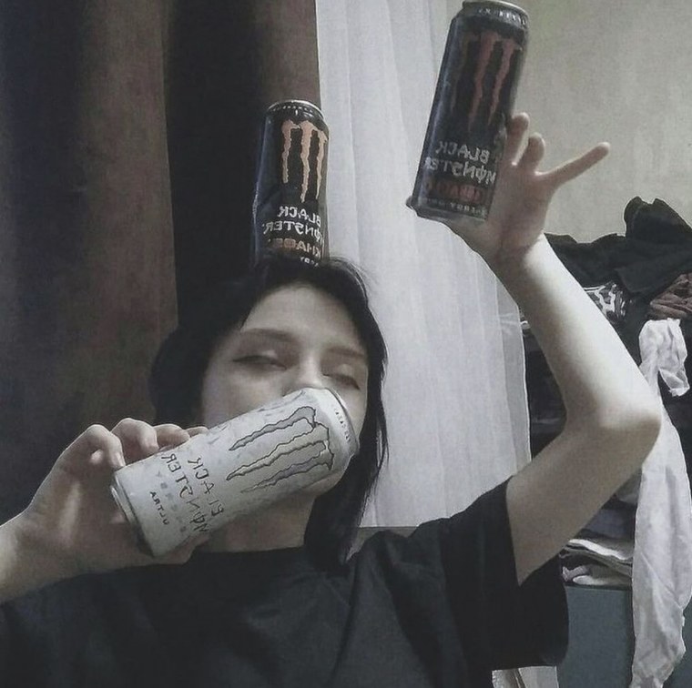 Девочка с энергетиками