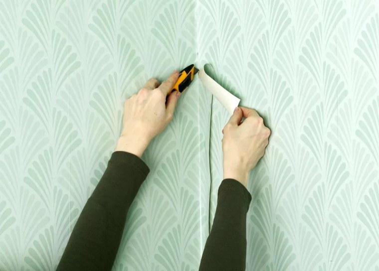 Оклеивание стен обоями
