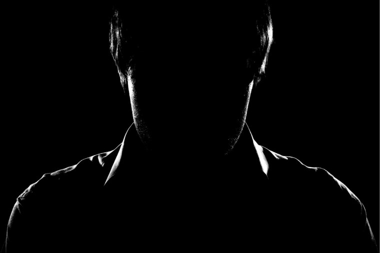 Человек в капюшоне без лица