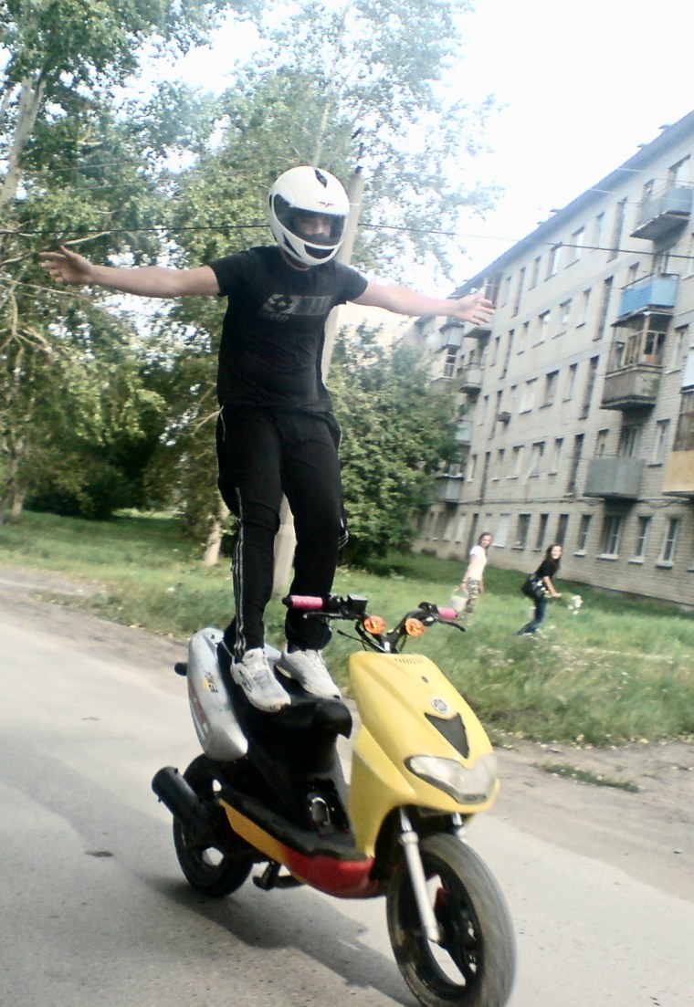 Пацан на мопеде