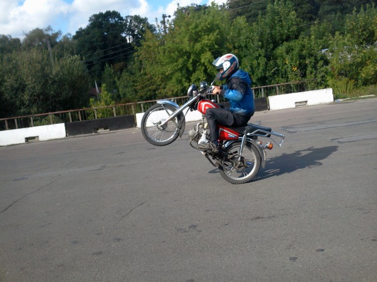 Черный мотоцикл с желтыми дисками